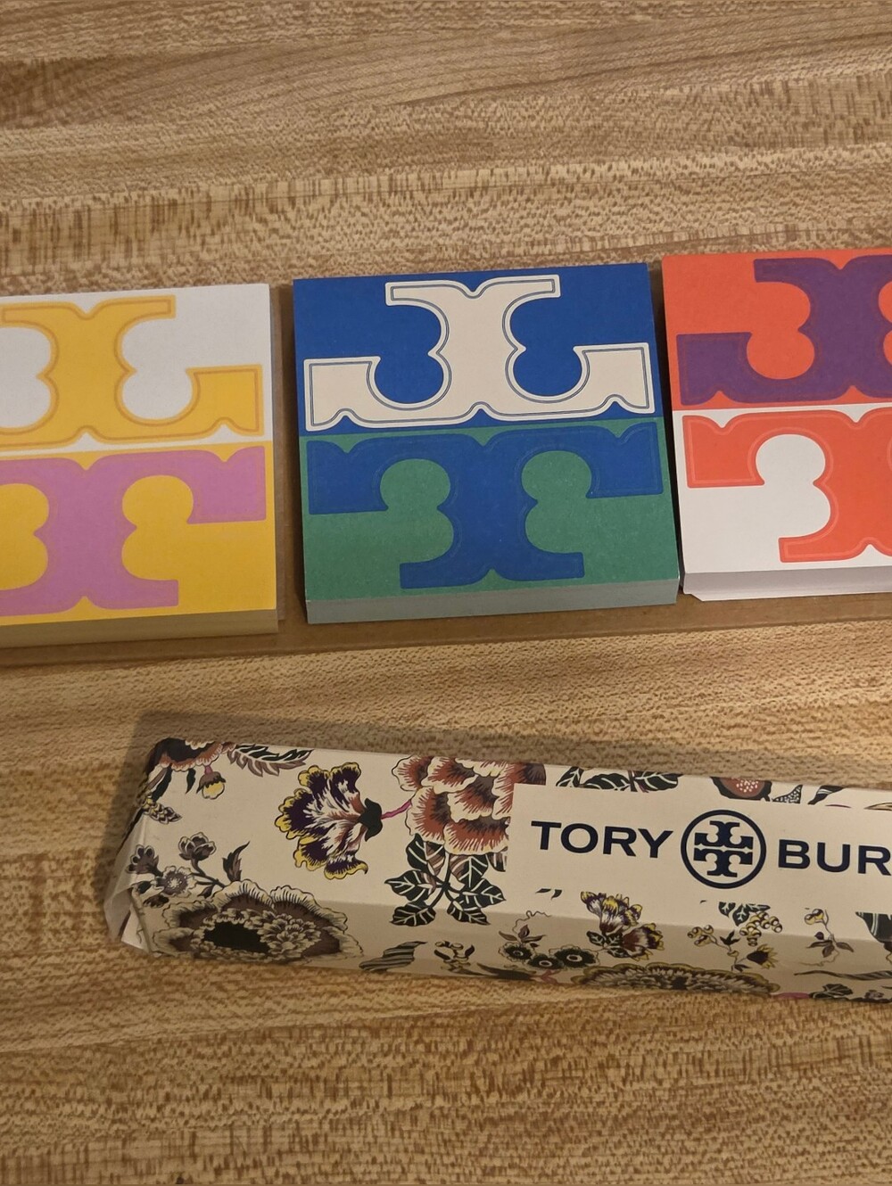 Tory Burch NIB Novelty Hand Fan & Exclusive Paper Set